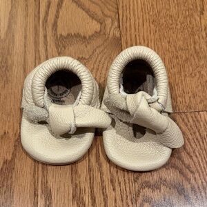 Freshly Picked Cream Leather Baby Bow Moccasins Size 1